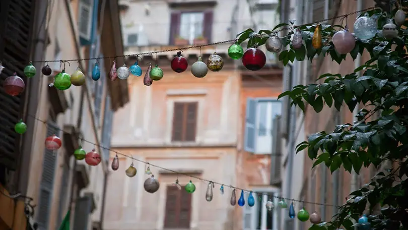 Characteristics of Traditional Christmas Carols : Singing Bell Characteristics of Traditional Christmas Carols