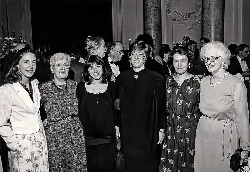 Several_women_scientists_who_changed_astronomy : Singing Bell